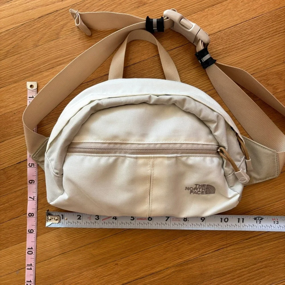 The North Face Roo II Lumbar Pack White Tan Crossbody Waist Bag Hiking Gorpcore